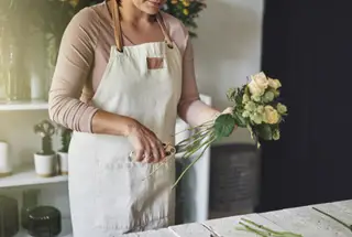 Couper les tiges en biais pour garder les roses fraîches dans l'eau