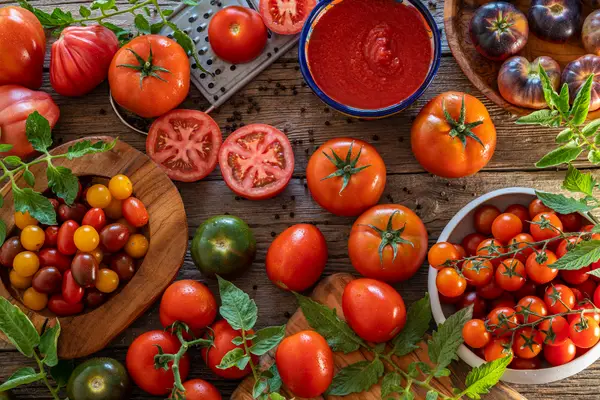 Tomates abundantes em uma mesa de madeira.