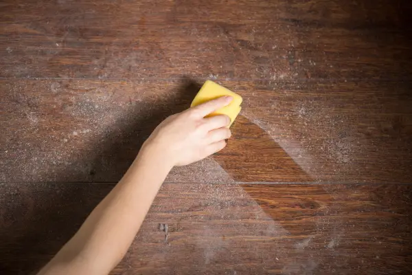 Affrontare i punti difficili: scegli un panno umido o una spugna per eliminare facilmente i segni ostinati.