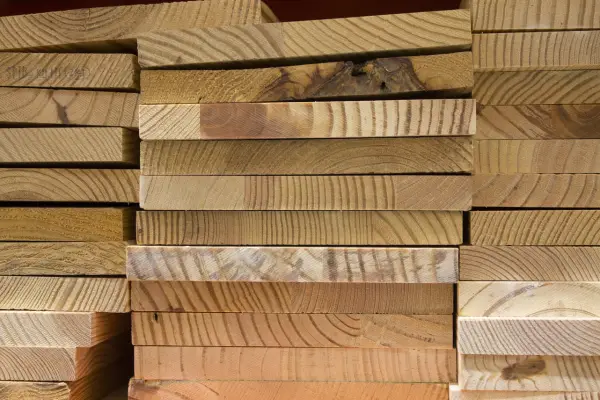 Busque la perfección: elija madera sin ningún defecto: sin nudos, sin grietas ni deformaciones. Este es el primer paso para tratar la madera sin tratar para uso exterior.