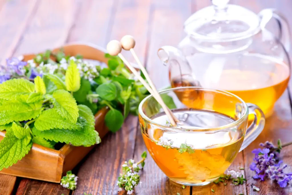 Les feuilles de thé vert sont idéales pour une routine de soins de la peau