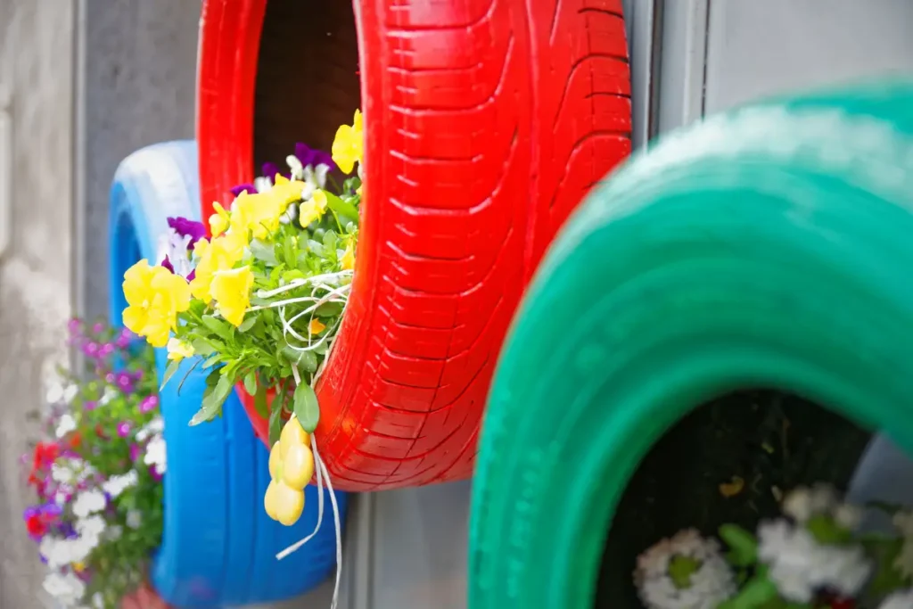 Lassen Sie Ihrer Kreativität freien Lauf: Verwandeln Sie alte Eimer, Kisten oder sogar Schuhe in einzigartige Behälter für Ihren Garten