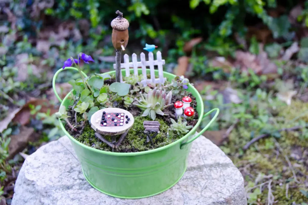 Wenn Sie einen extrovertierten Containergarten anlegen, wählen Sie Töpfe und Pflanzgefäße, die nicht nur zum Stil Ihres Gartens passen, sondern auch zu Gesprächen und Zusammenkünften einladen. 