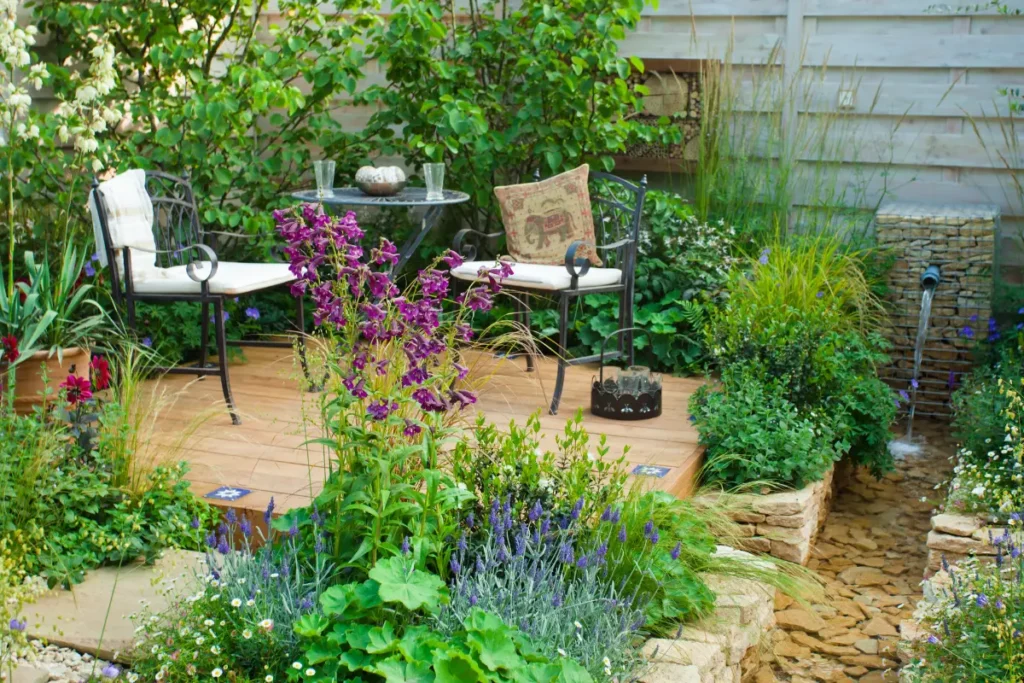 Aggiungi comodi posti a sedere, angoli accoglienti e divertenti elementi di intrattenimento al tuo giardino contenitore. 