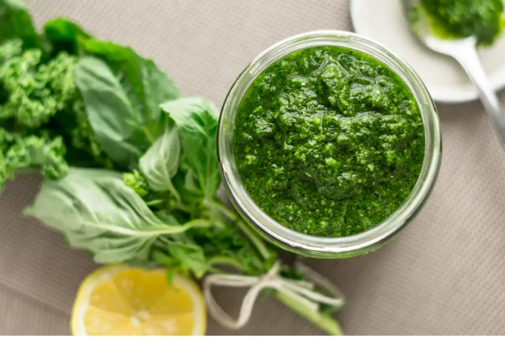 ¡Cosecha, mezcla y deleita! Mejore sus comidas con pesto casero de albahaca o cilantro elaborado con hierbas de cosecha propia.