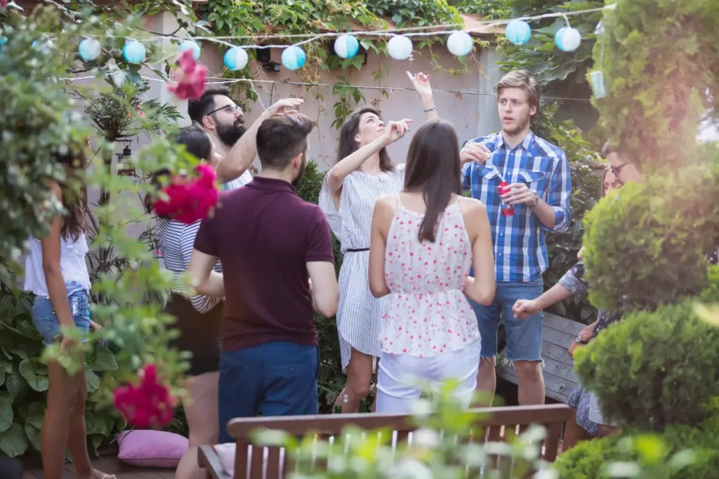 Non limitare il tuo spirito estroverso agli incontri tradizionali; ospita eventi a tema giardino nel tuo giardino in contenitore!