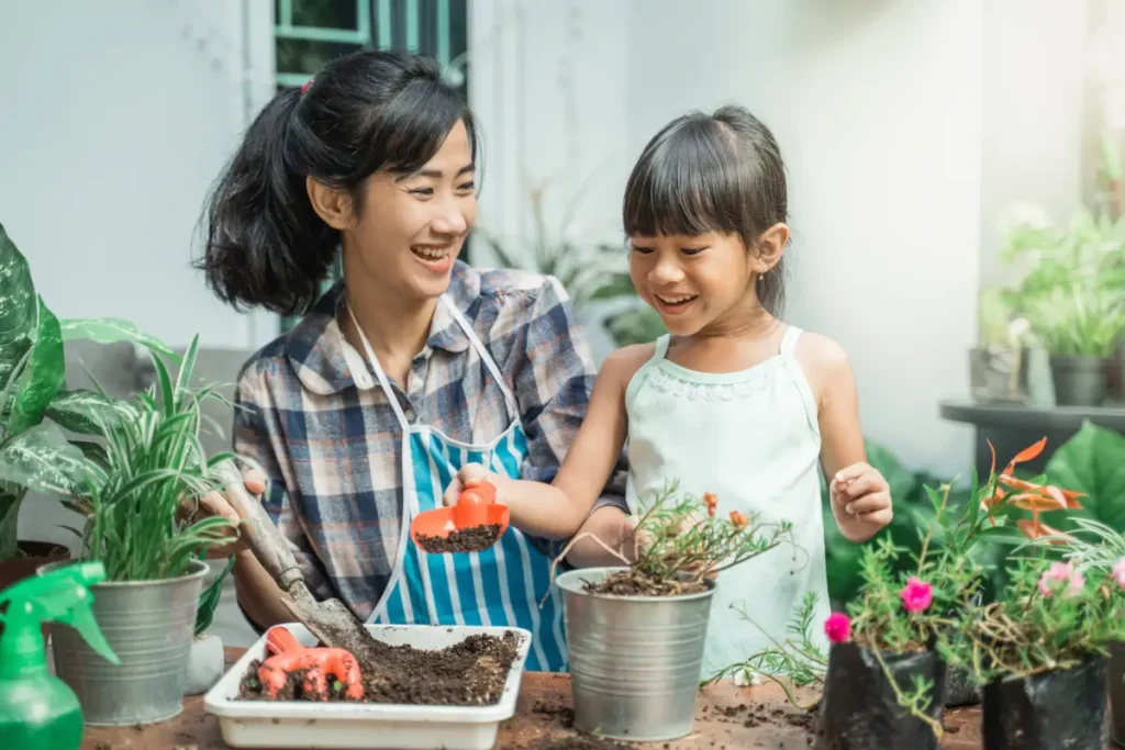 Mãe que fica em casa fazendo jardinagem com a filha