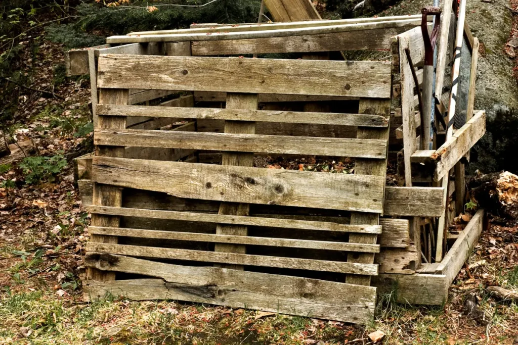Un contenedor de abono construido con paletas viejas es un gran proyecto KIY para jardineros frugales.
