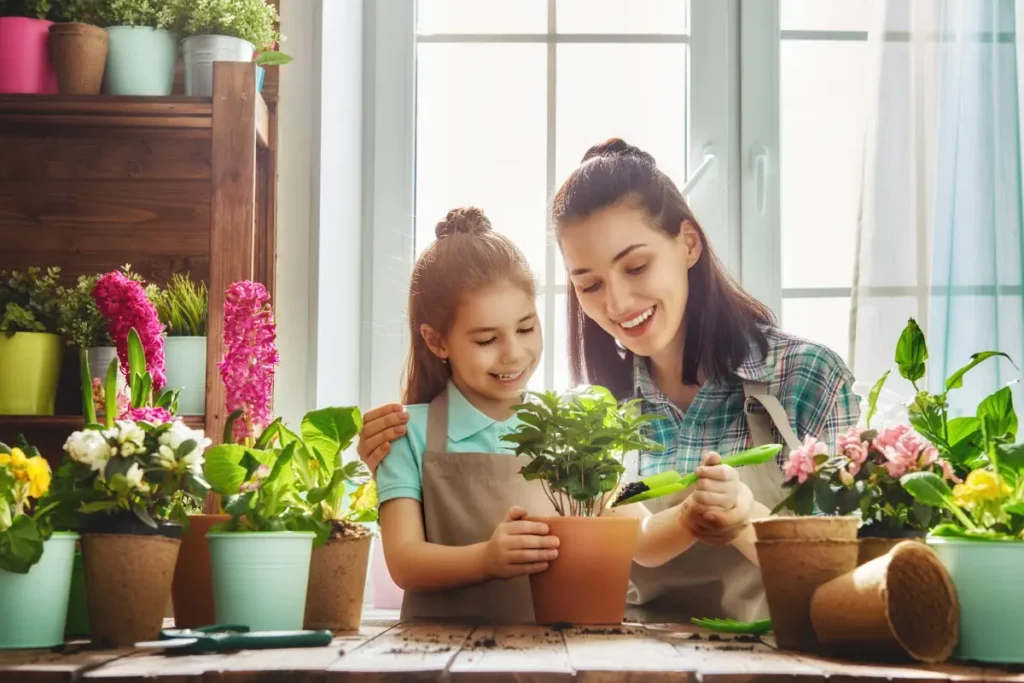 Mamma che fa giardinaggio con la figlia